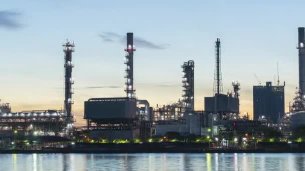 4k timelapse de 4k Planta petroquímica de refinería de petróleo timelapse al amanecer con reflejo del río — Vídeos de Stock