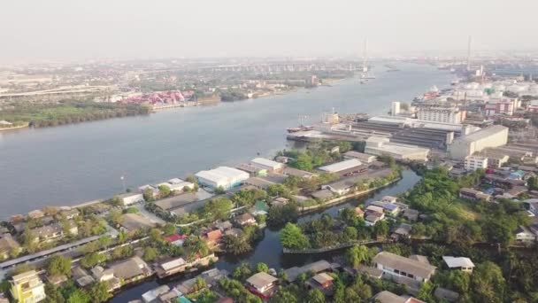 Visão Aérea Drone Barco Rio Com Reflexão Céu — Vídeo de Stock