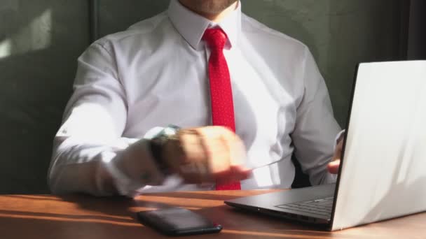 Смарт-кавказский бизнесмен сосредоточиться на работе с ноутбуками и смартфонов офисного фона — стоковое видео