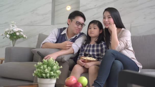 Cámara lenta de la felicidad asiática Familia hablando y relajándose en el sofá ver la televisión juntos — Vídeos de Stock