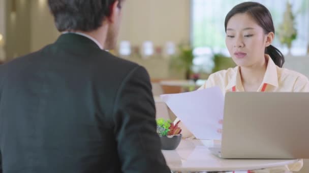 Aziatische zakenman en vrouw bespreken samen met laptop in modern kantoorontwerp — Stockvideo