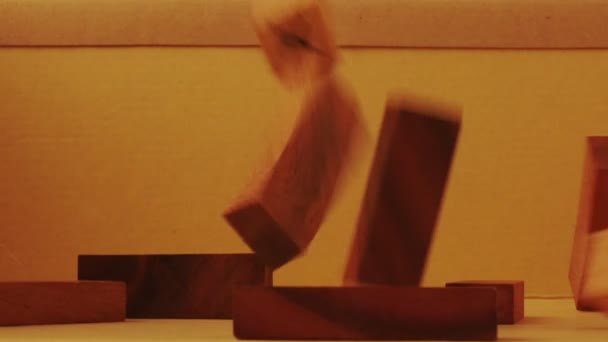 Повільний рух падаючої дерев'яної фігури блоку на коричневій підлозі — стокове відео
