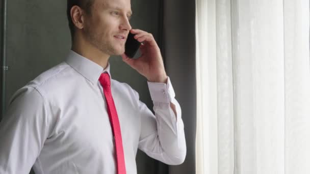 スマートな白人ビジネスマンが手を取り合って話し合うスマートフォンオフィスの背景 — ストック動画