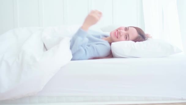 Bonita hermosa asiático mujer pacífico dormir en blanco dormitorio con naturaleza sol luz de ventana — Vídeos de Stock