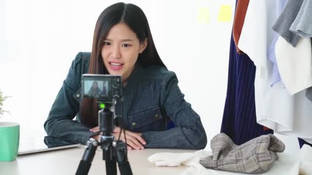 Όμορφη ασιατική έξυπνη δημιουργική γυναίκα παρουσιάζουν στην κάμερα blogger ιδέες έννοια — Αρχείο Βίντεο
