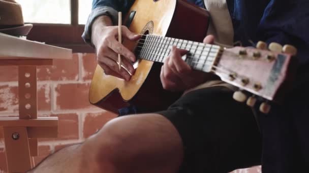 Musiker Gitarrist Mann Studio Mit Mann Hand Komponiert Musik — Stockvideo