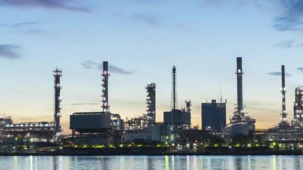 4k timelapse de 4k Planta petroquímica de refinería de petróleo timelapse al amanecer con reflejo del río — Vídeo de stock