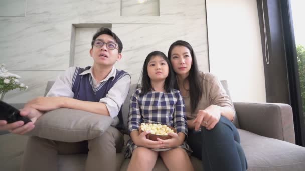 Câmera lenta de felicidade asiática Família falando e relaxando no sofá assistir tv juntos — Vídeo de Stock