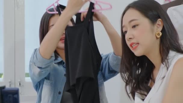 Női barát eladni ruházati tervezés vállalkozó használja laptop bemutatni kommunikálni az ügyfél szórakoztató és boldog — Stock videók