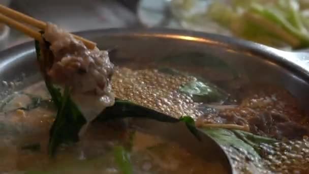 Азиатский горячий горшок шабу суки знаменитая традиция семейной кухни — стоковое видео