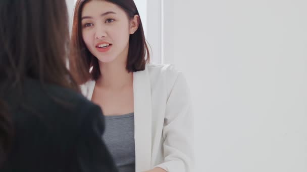 Fiatal üzletasszony az állásinterjú során az irodában — Stock videók