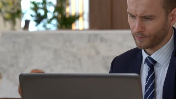 Takım Elbiseli Yakışıklı Beyaz Adamı Laptopla Iletişim Akıllı Telefon Ofisi — Stok video
