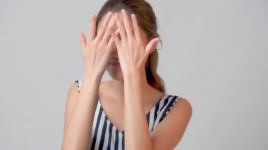 Sıcak, dost canlısı, çekici, çekici, uzun saçlı, sıradan, güzel, Asyalı bir kadın. Mutluluk ve neşe dolu beyaz bir geçmişle dans ediyor.