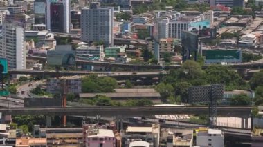 Metropilitan Bangkok Sokak Kavşağı 'ndaki hafif patikalı trafiğin hava görüntüsü