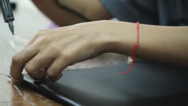 Close-up af skrædder arbejder på limning og trimning i læder arbejde fabrik baggrund – Stock-video