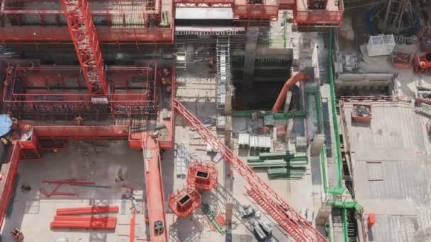 4k tijdspanne van bovenaanzicht van werken Bouwplaats Grote bouwplaats inclusief meerdere kranen die aan een bouwoppervlakte werken zoomweergave — Stockvideo
