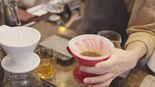 Barista elaborando café de cerca barista de mano masculina haciendo café a la deriva con concentrado y enfoque con fondo desenfoque coffeeshop — Vídeos de Stock