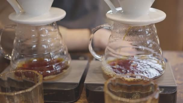Barista zetten koffie close-up mannelijke hand barista het maken van drift koffie met concentraat en focus met wazige coffeeshop achtergrond — Stockvideo
