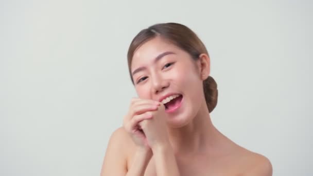 Gesichtsschönheit Hautkonzept asiatische weibliche attraktive und gesunde Haut Nahaufnahme Hand berühren weiches Gesicht mit Pflege und Frische weißen Hintergrund — Stockvideo