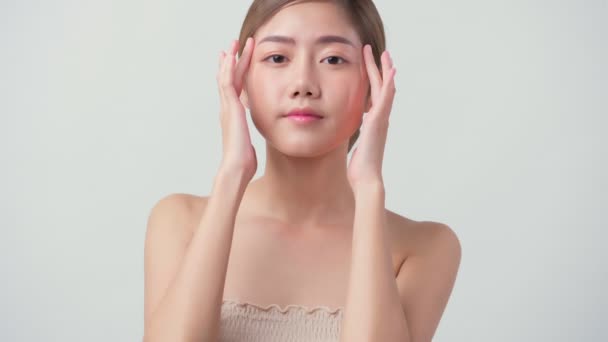 Viso bellezza pelle concetto asiatico femmina attraente e sano pelle primo piano mano tocco morbido viso con cura e freschezza bianco sfondo — Video Stock