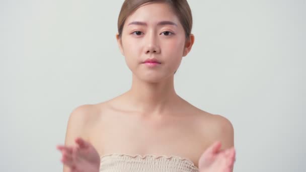 Twarzy piękno skóra koncepcja Azji kobieta atrakcyjne i zdrowe skóra zbliżenie ręka dotyk miękka twarz z opieki i świeżość biały tło — Wideo stockowe