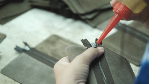 Close-up van Tailor werken aan lijmen en trimmen in leer werk fabriek achtergrond — Stockvideo