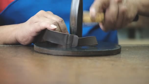 Close-up van Tailor werken aan lijmen en trimmen in leer werk fabriek achtergrond — Stockvideo