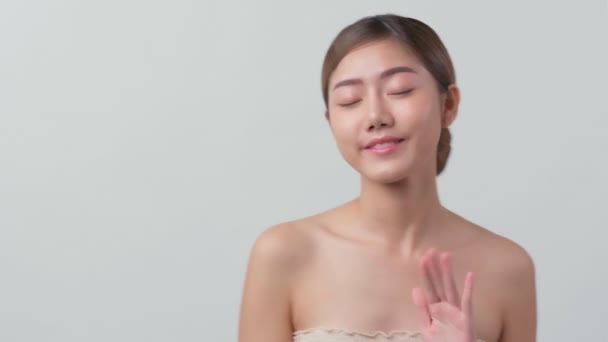 Visage beauté peau concept asiatique femelle attrayant et sain peau gros plan main toucher doux visage avec soin et fraîcheur fond blanc — Video