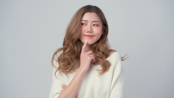Varm välkomnande vänlig asiatisk attraktiv kvinnlig långt hår casual klänning vacker asiatisk kvinna dans med glädje och glad vit bakgrund — Stockvideo