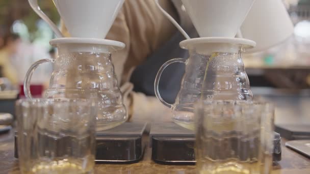 Barista parzy kawę zbliżenie męskiej barista ręka robi kawę drift z koncentratu i skupić się na rozmytym tle kawiarni — Wideo stockowe