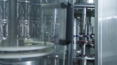 İşlem makinesi için şişe fabrikası üretim hattı şişeleme hattı. Seçici odaklı endüstriyel teknoloji iş konsepti