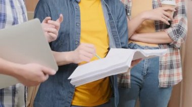 Bir grup zeki Asyalı mimar iç tasarım ekibi, Construction Mühendis 'e danışmanlık yapıyor. Ev projesinin planı ve ev yenileme yapı geçmişi ile beyin fırtınası yapıyorlar.