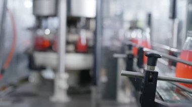 Şişeleme fabrikası üretim hattı - kırmızı meyve suyu şişeleme hattı şişeleri işlemek ve şişelemek için. Seçici odaklı endüstriyel teknoloji iş konsepti
