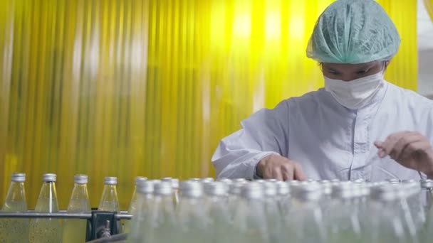 Asiatisk Manlig Handledare Inspektera Flaska Ört Dricka Produktionslinje Vid Dryckesbearbetningsfabriken — Stockvideo