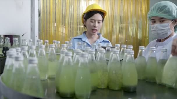 아시아 감독관 음료수 공장에서 라인을 검사하고 개념에서 음료의 제품을 검사하는 — 비디오