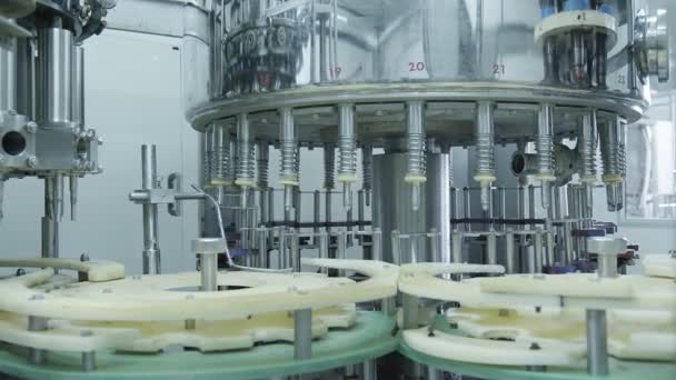 Linia produkcyjna maszyn do butelkowania - linia do butelkowania dla maszyny przetwórczej. Koncepcja działalności w zakresie technologii przemysłowych ukierunkowana selektywnie — Wideo stockowe