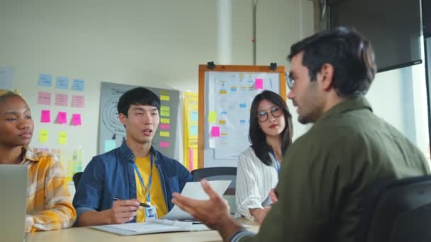 Nuevo trabajo, contratación, y el concepto de empleo. asiático entrevistador equipo de reclutadores con portátil pc teniendo un entrevista con masculino y femenino empleado en oficina. — Vídeo de stock