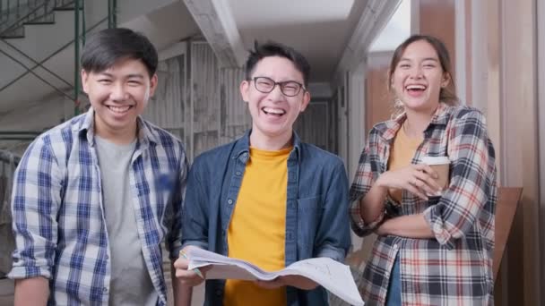 Grupo de tres asiático trabajadores amigo pie y sonriendo junto con divertido y feliz en casa renovación sitio construcción fondo — Vídeo de stock