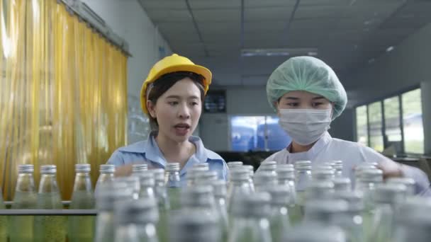 Asiatisk Kvinnlig Handledare Inspektera Flaska Ört Dryck Produktionslinje Vid Dryckesbearbetningsfabriken — Stockvideo