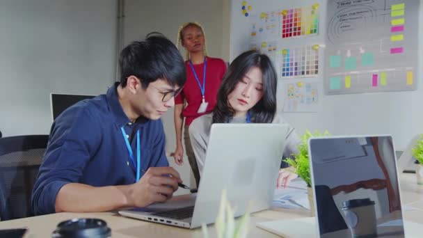 Asiatique personnel créatif senior designer collègues de conseil dans le bureau sur la façon de résoudre un problème en équipe pour les jeunes concepteur junior ux ui dans le bureau, équipe concentrée d'experts réunion informelle — Video