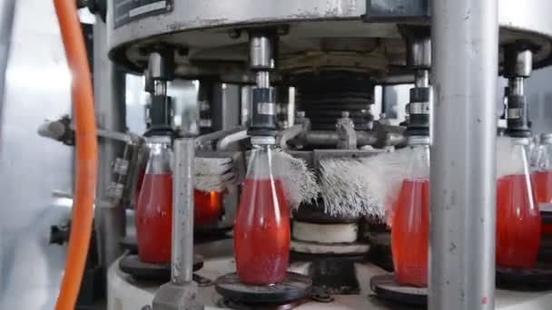 Ligne de production de machines d'usine d'embouteillage - ligne d'embouteillage de jus rouge pour le traitement et l'embouteillage de jus en bouteilles. Concentration sélective technologie industrielle concept d'entreprise — Video