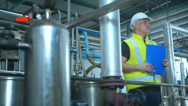 Ingeniería Superior Masculina Caucásica Que Usa Uniforme Seguridad Uso Mano — Vídeos de Stock