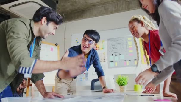 Möte mellan UX utvecklare och UI designer brainstorming om mobila app gränssnitt arbetsflöde design på ett bord med medarbetare kort och färgkod på co-working space.Creative digital utvecklingsbyrå. — Stockvideo