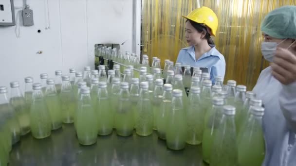 Asiatisk Kvinnlig Handledare Inspektera Flaska Ört Dryck Produktionslinje Vid Dryckesbearbetningsfabriken — Stockvideo