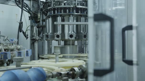 Línea de producción de maquinaria de fábrica de embotellado línea de embotellado para la máquina de procesamiento. Enfoque selectivo concepto de negocio de tecnología industrial — Vídeo de stock