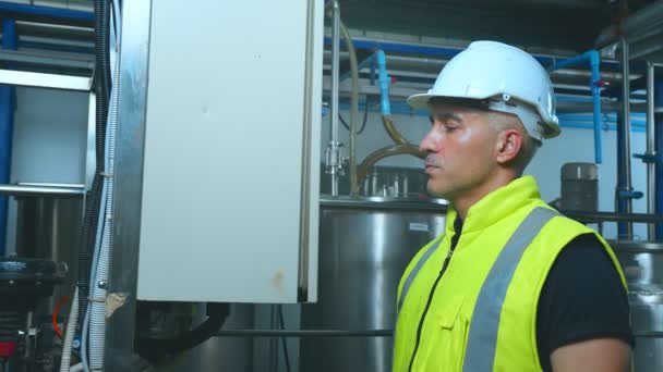 Caucásico Macho Senior Ingeniería Usando Safty Uniforme Uso Mano Listas — Vídeos de Stock