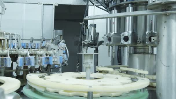 İşlem makinesi için şişe fabrikası üretim hattı şişeleme hattı. Seçici odaklı endüstriyel teknoloji iş konsepti — Stok video