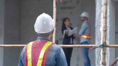 İnşaat inşaatı yenileme konseptinde mühendis ekibiyle genç şantiye mühendisi teftişinin portresi tartışıldı