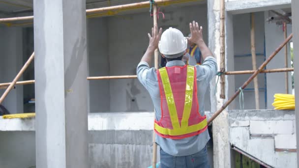 Retrato de la inspección del gerente de ingeniería joven sitio discutir con el equipo de ingenieros en el concepto de renovación de la casa edificio de construcción — Vídeos de Stock