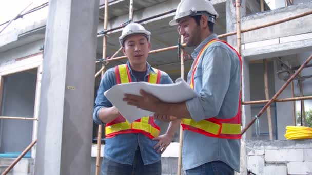 Молодые Азиатские Инженеры Коллеги Инженеры Стройплощадке Инспектор Обсудить Вместе Помощью — стоковое видео